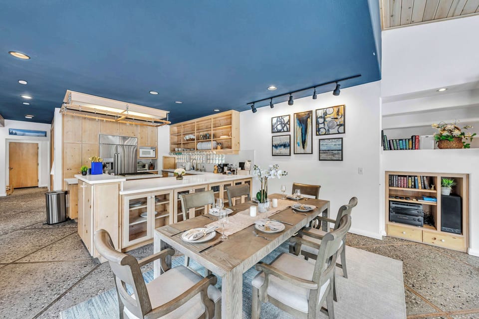  Dining area: Dining table seating