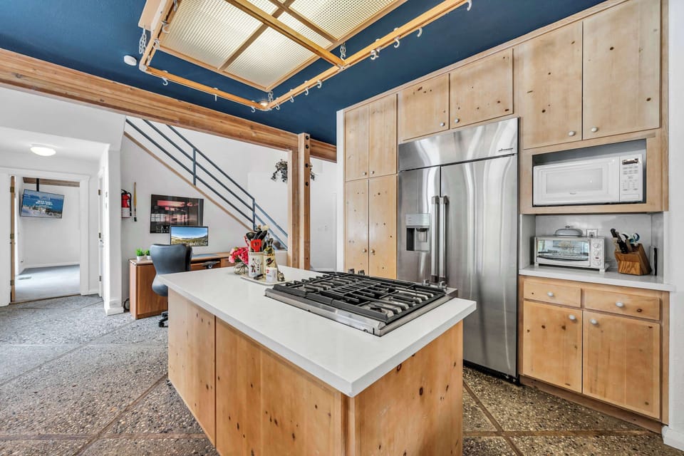 Kitchen: Fully renovated, white countertop, new appliances, keuring coffe maker
