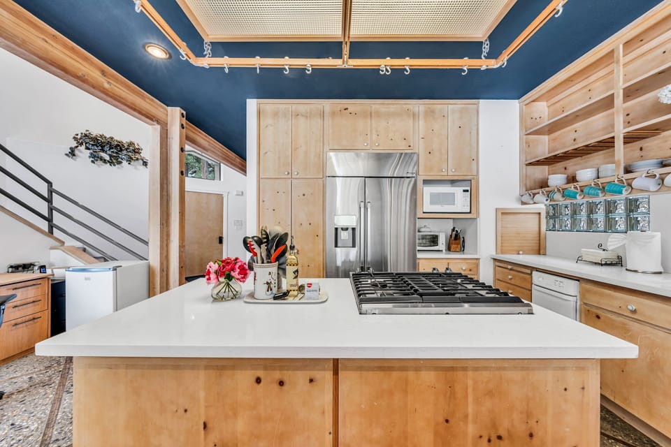 Kitchen: Fully renovated, white countertop, new appliances, keuring coffe maker