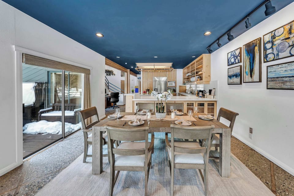  Dining area: Dining table 6 space seating, open space area
