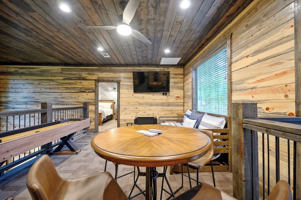 Game Room: Enjoy fun-filled evenings with friends around the rustic dining table and cozy lounge!
