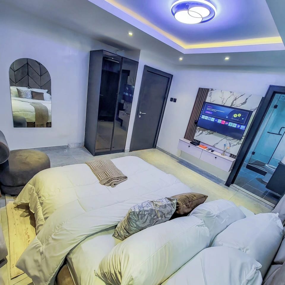 Deluxe Room, Balcony, City View | Desk, laptop workspace, blackout drapes, soundproofing