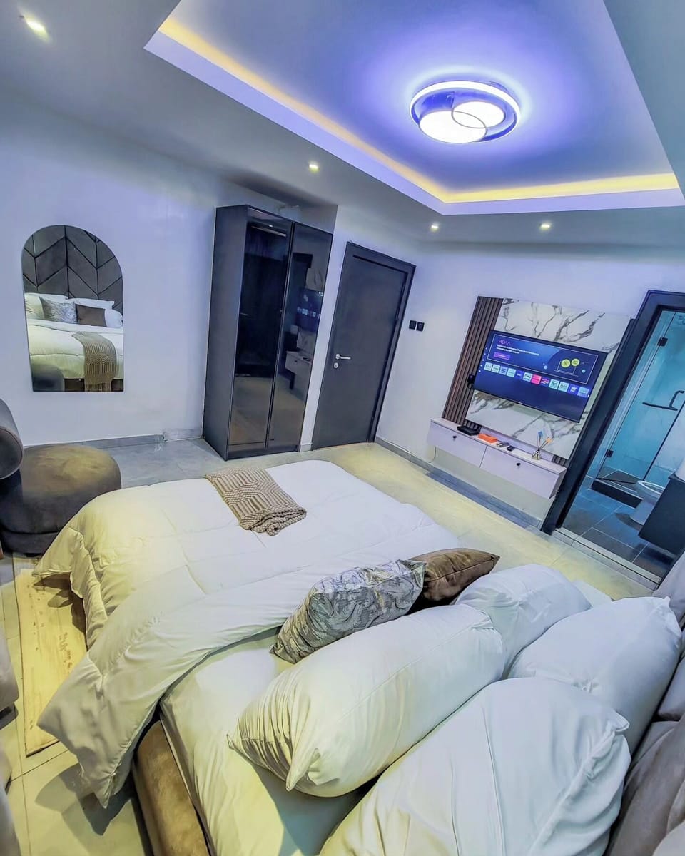 Deluxe Room, Balcony, City View | Desk, laptop workspace, blackout drapes, soundproofing