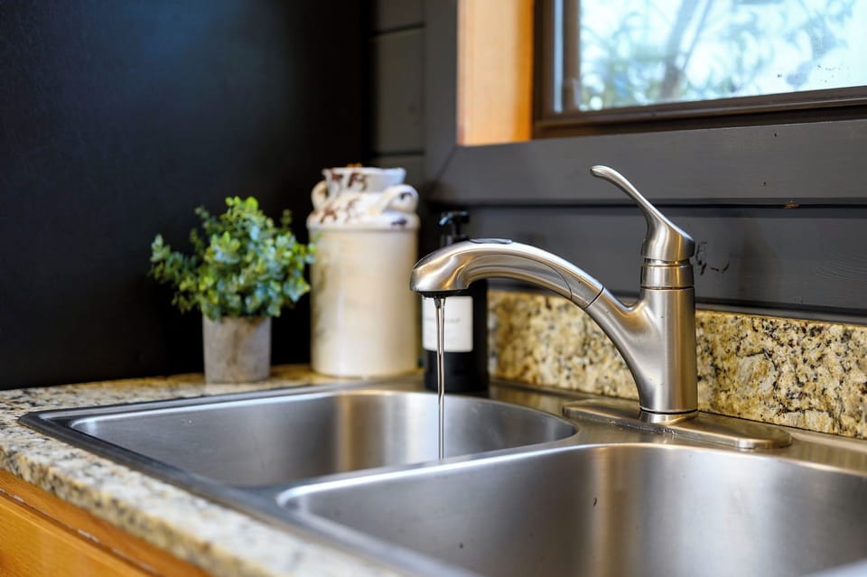 Fully Equipped Kitchen:
Spacious kitchen with modern appliances and generous counter space. Whether cooking a full meal or quick snacks, everything you need is right at hand.