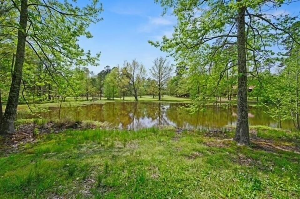 Serene Escape: Enjoy tranquil pond views surrounded by lush greenery in Broken Bow!