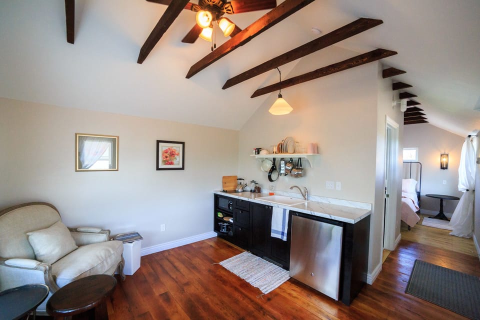 Premium Cottage, 1 Bedroom, Kitchen, Mountain View (Pet Free) | Soundproofing, iron/ironing board, free WiFi, bed sheets