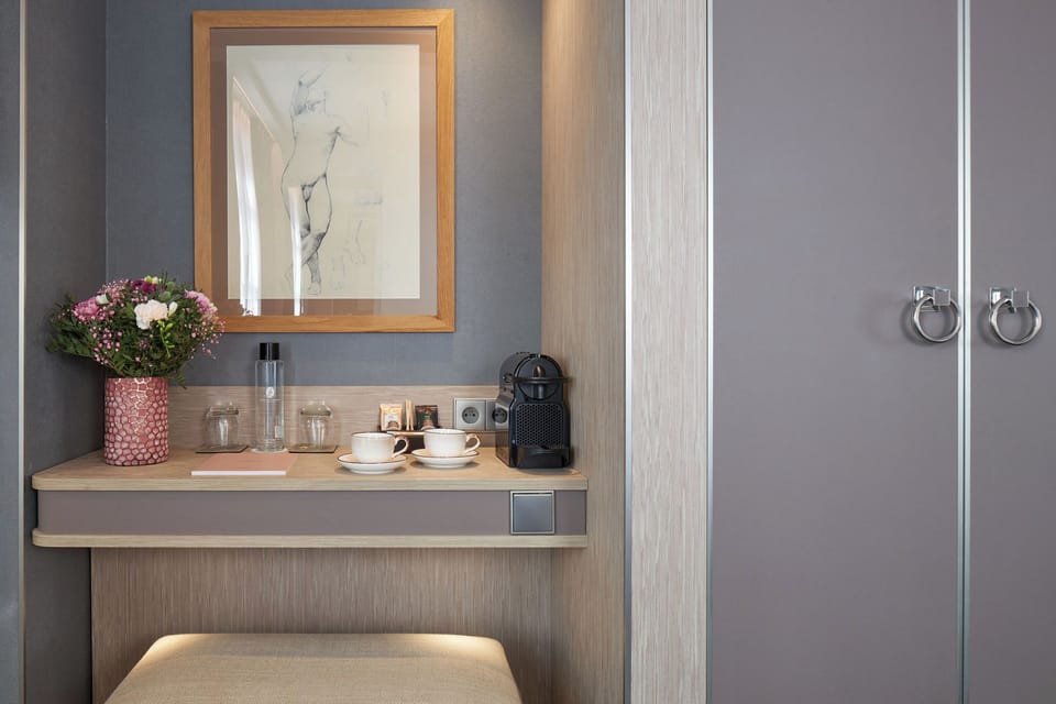 Classic Room | Minibar, in-room safe, individually decorated, individually furnished