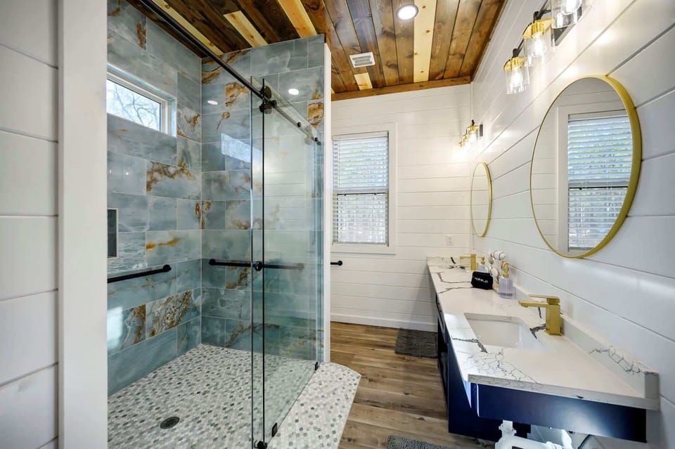 Ensuite bathroom with walk-in shower 