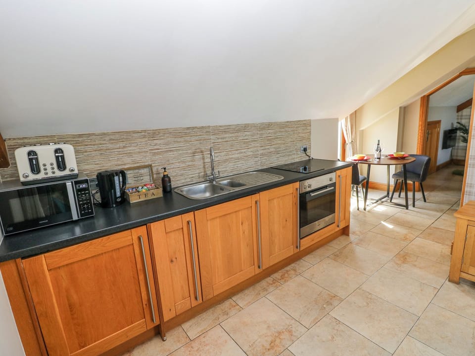 Cottage | Private kitchen | Fridge, microwave, toaster, cookware/dishes/utensils