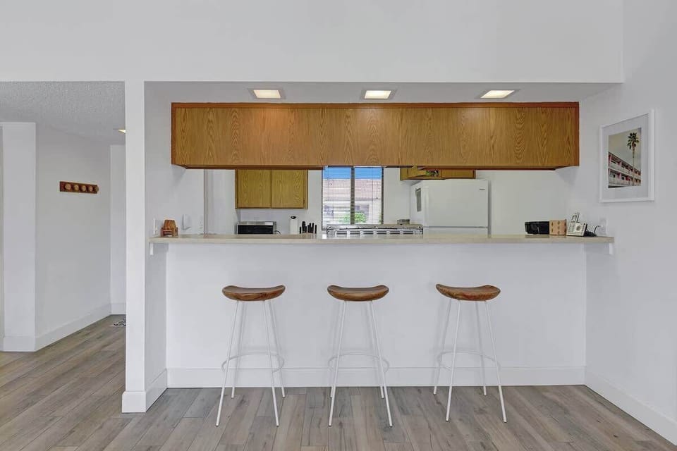 KITCHEN BAR TOP WITH HIGH CHAIRS