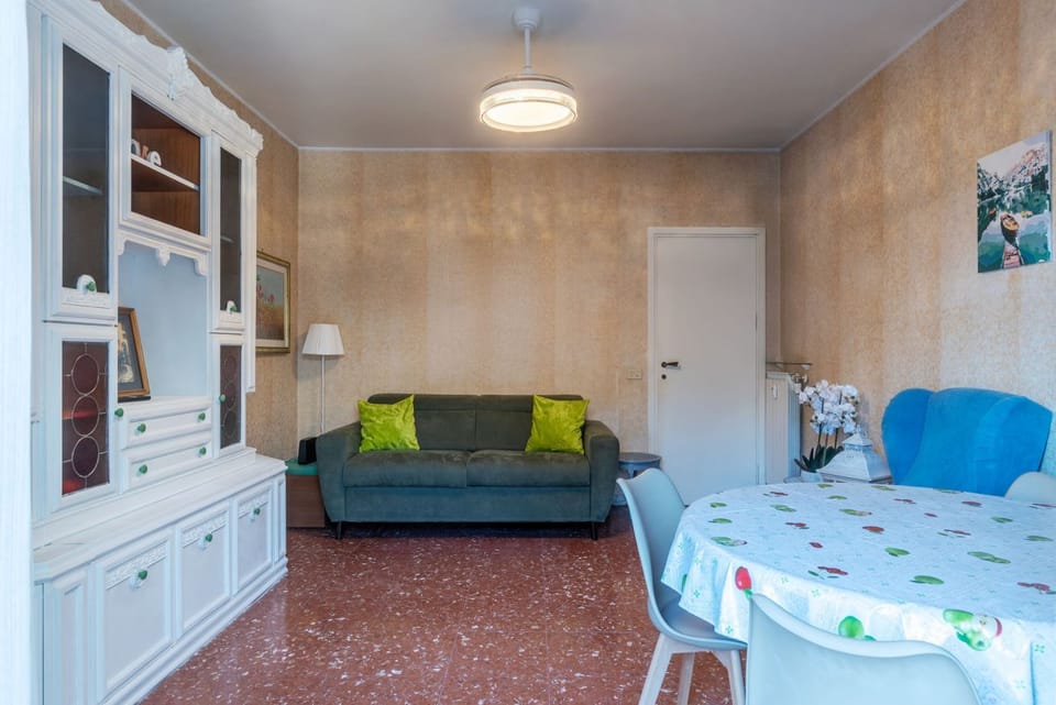 GuestHost - Comfortable 80 sqm apartment, perfect for 4 people, located on the sixth floor of a building with a lift.The property is located a few steps from Trastevere Station, in a well-served area and excellently connected to the center of Rome. The s Apartment in Rome