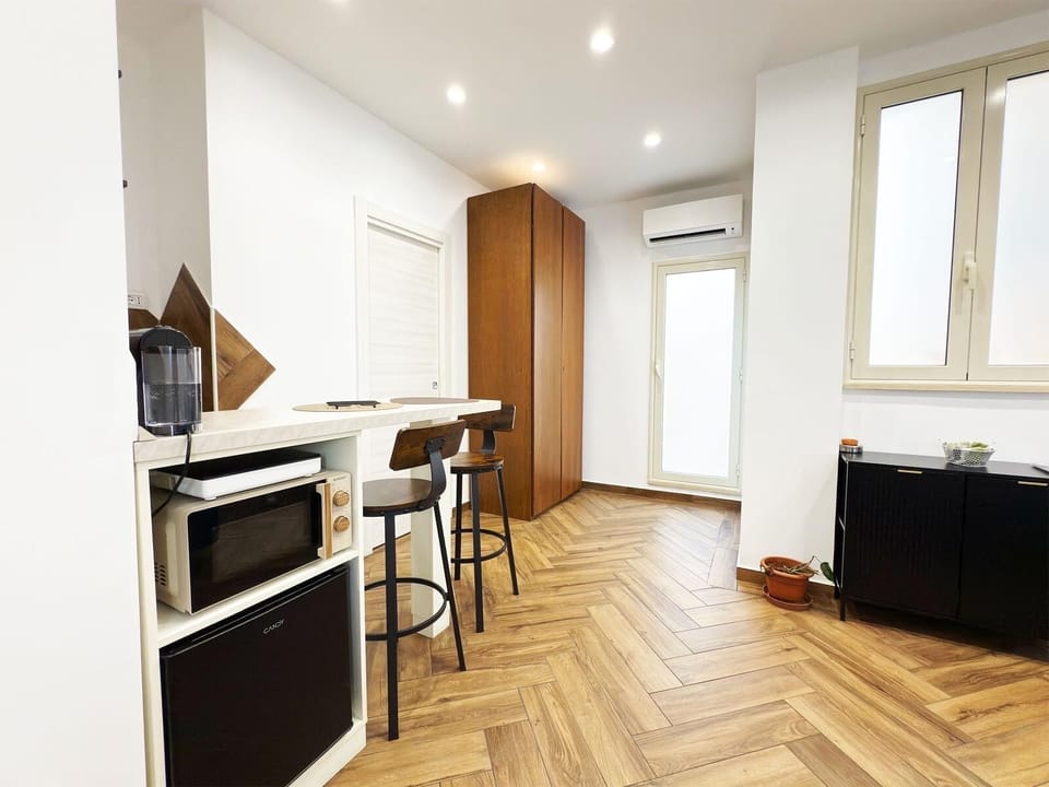 Luxury Triple Room | Private kitchen | Cookware/dishes/utensils