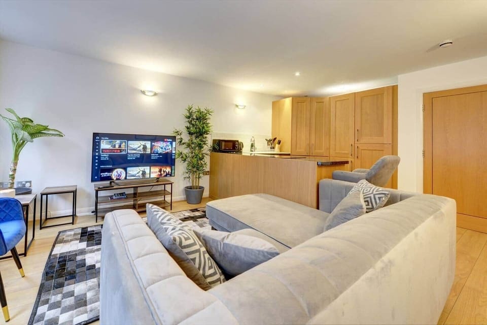 The lounge boasts a stunning and thoughtfully crafted design that seamlessly blends style and comfort. Every element, from the choice of furniture to the colour scheme, exudes a sophisticated ambiance that invites tranquility and serenity.