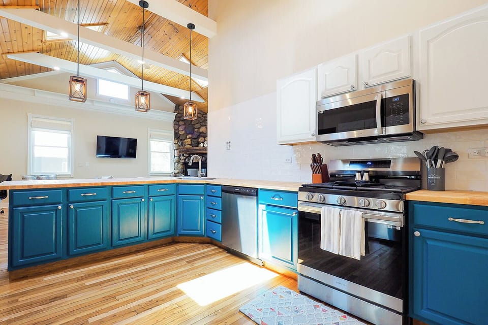 Full Kitchen with lots of counterspace and room for 4 at the peninsula bar