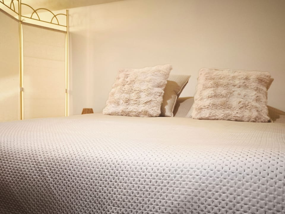 Classic Room, Garden View | Laptop workspace, free WiFi