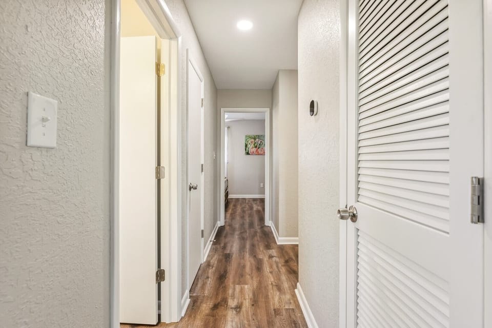 Hall between queen rooms mid-level