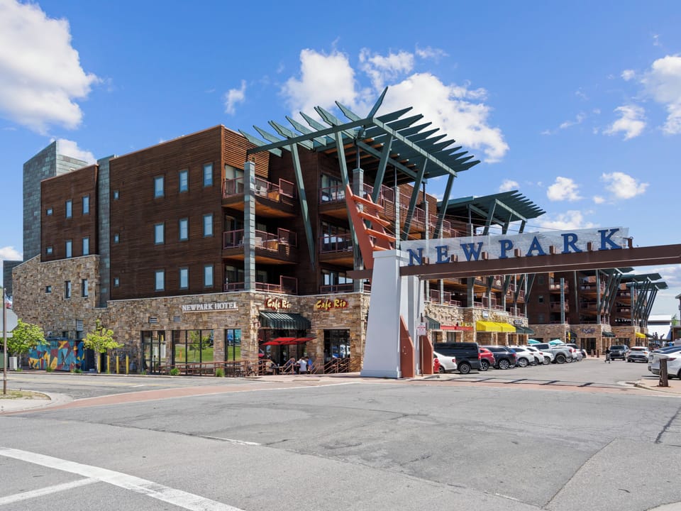 Exterior / Shopping / Dining