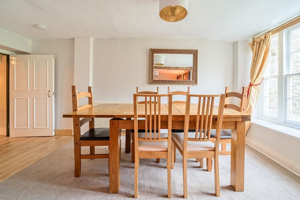 The lounge/dining area has an extendable oak table table that can 8 people comfortably and up to 11 at a squeeze