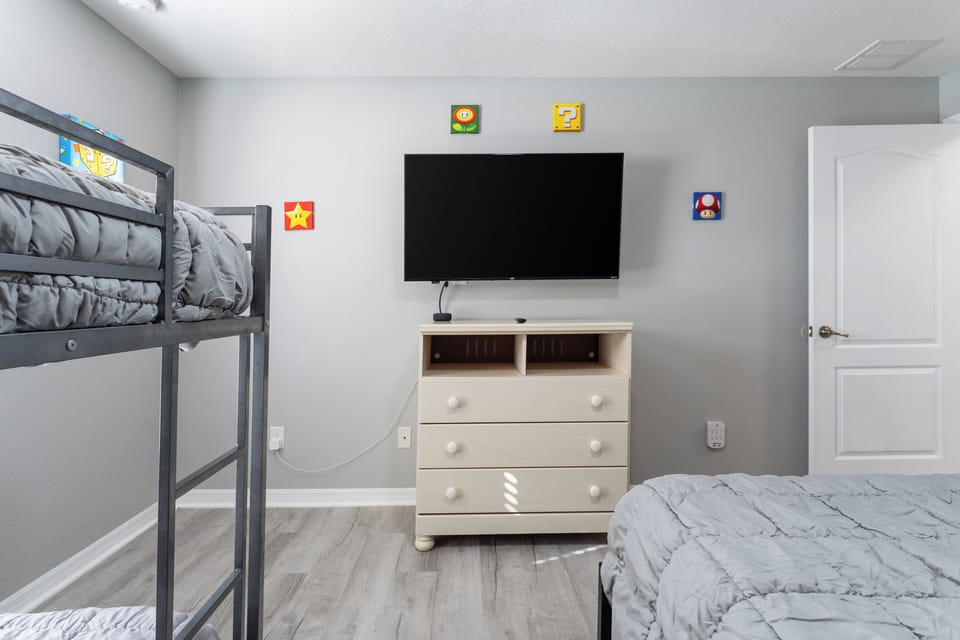 Super Mario room, minimal design