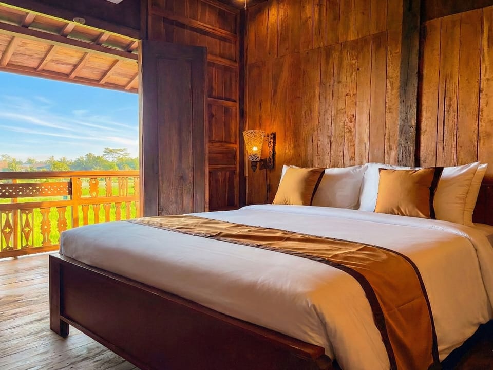 Deluxe Room, Garden View | Desk