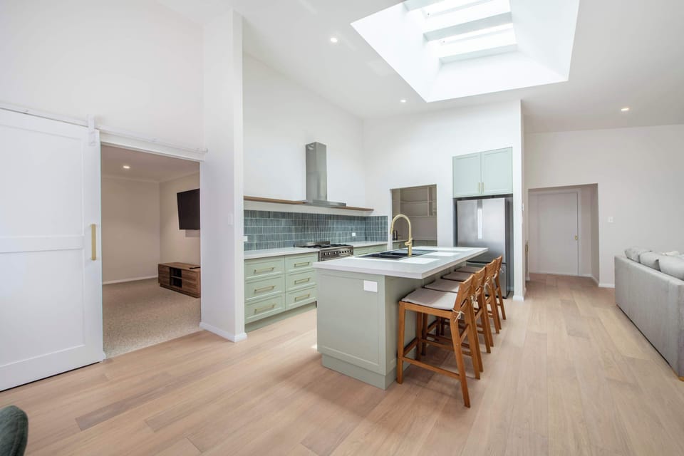 Kitchen + Coffee Machine + Breakfast Bar/Stools