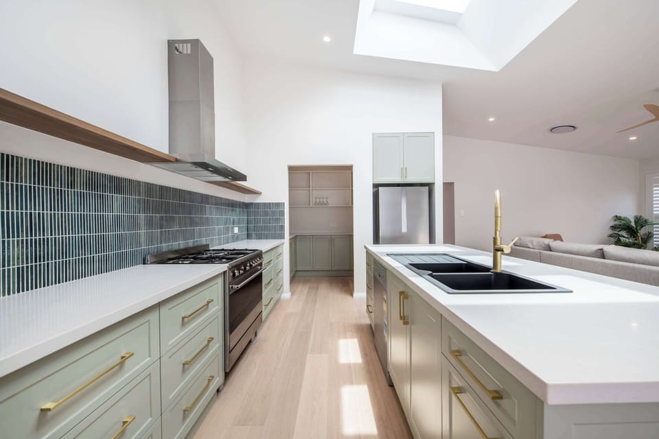 Kitchen + Coffee Machine + Breakfast Bar/Stools