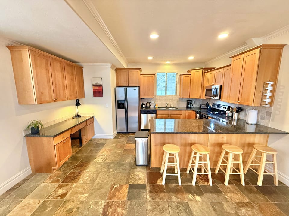 Deluxe Townhome, 2 Bedrooms, Patio | Private kitchen | Toaster