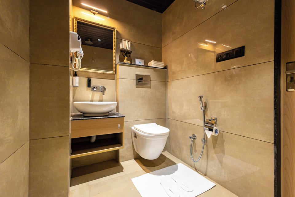 Deluxe Double Room | Bathroom | Free toiletries, towels, soap, shampoo