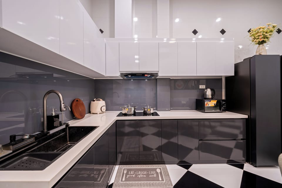 Townhome, 5 Bedrooms, Garden View | Private kitchen | Fridge, microwave, stovetop, cookware/dishes/utensils