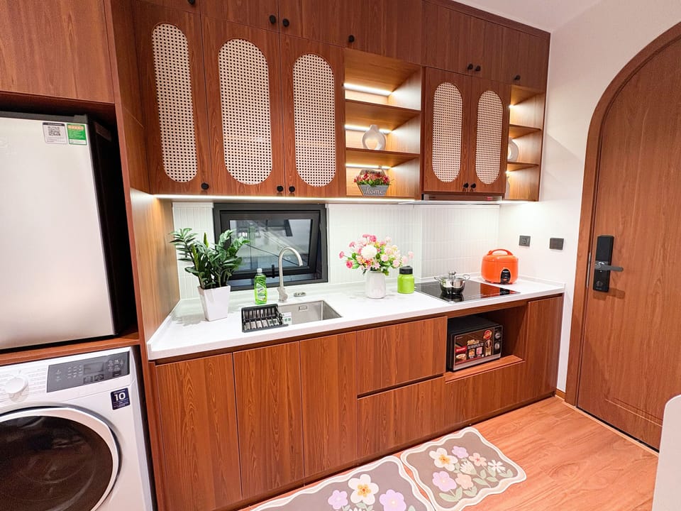 Apartment, City View | Private kitchen | Mini-fridge, microwave, cookware/dishes/utensils