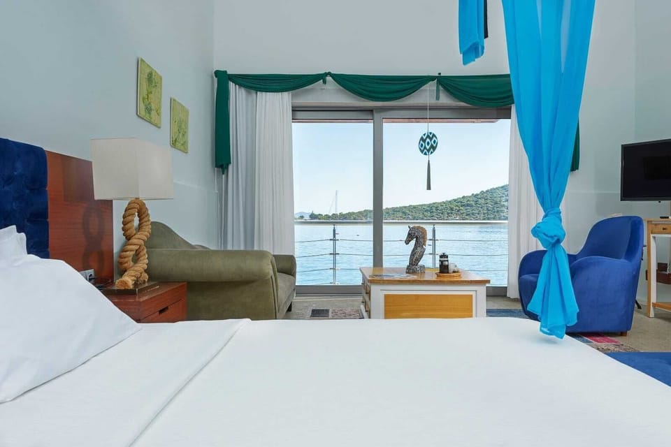 Honeymoon Suite, Sea View | Minibar, in-room safe, desk, laptop workspace
