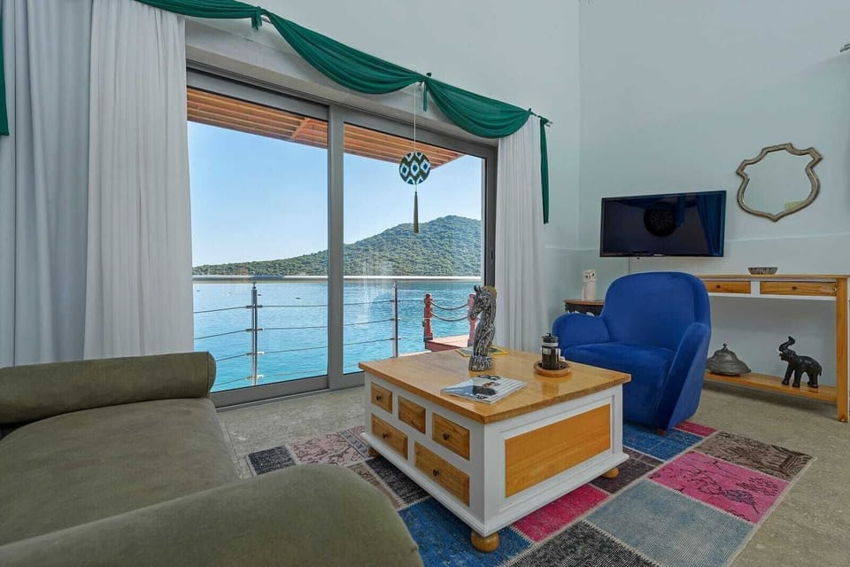 Honeymoon Suite, Sea View | Minibar, in-room safe, desk, laptop workspace