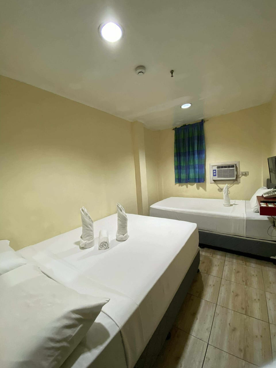 Family Room | Desk, free WiFi