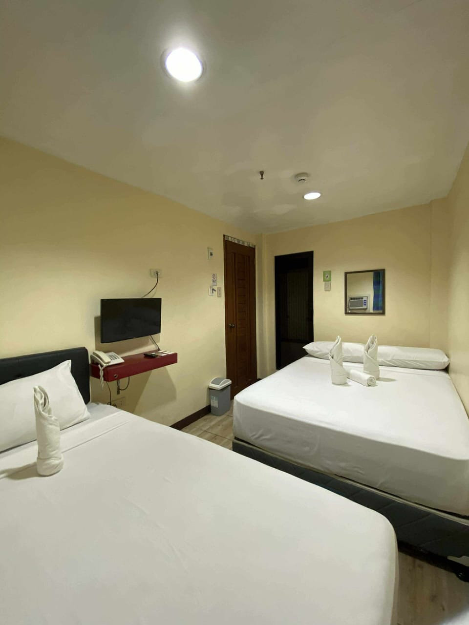 Family Room | Desk, free WiFi