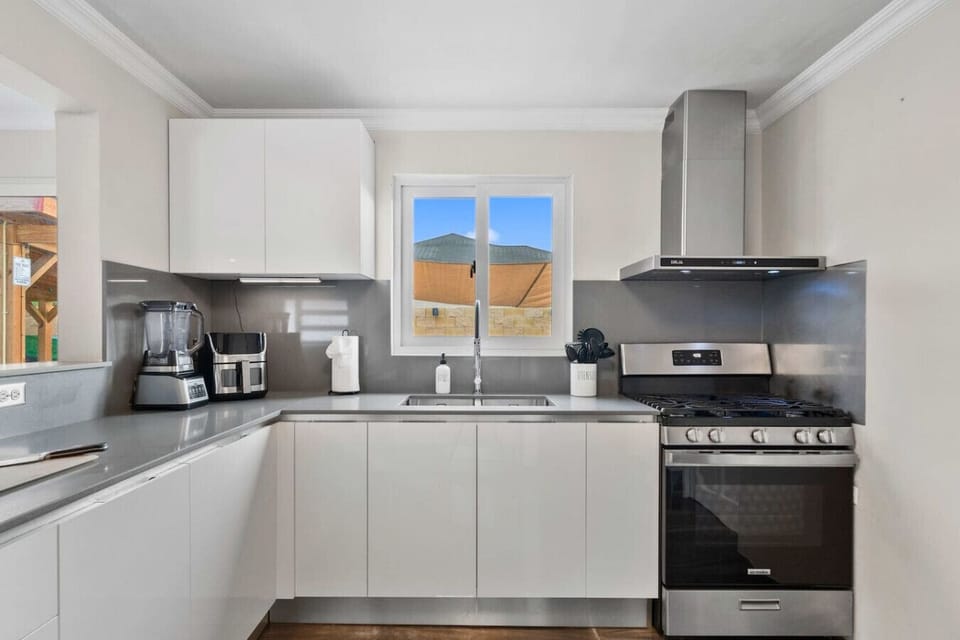 Fully equipped kitchen for easy Aruba vacation cooking