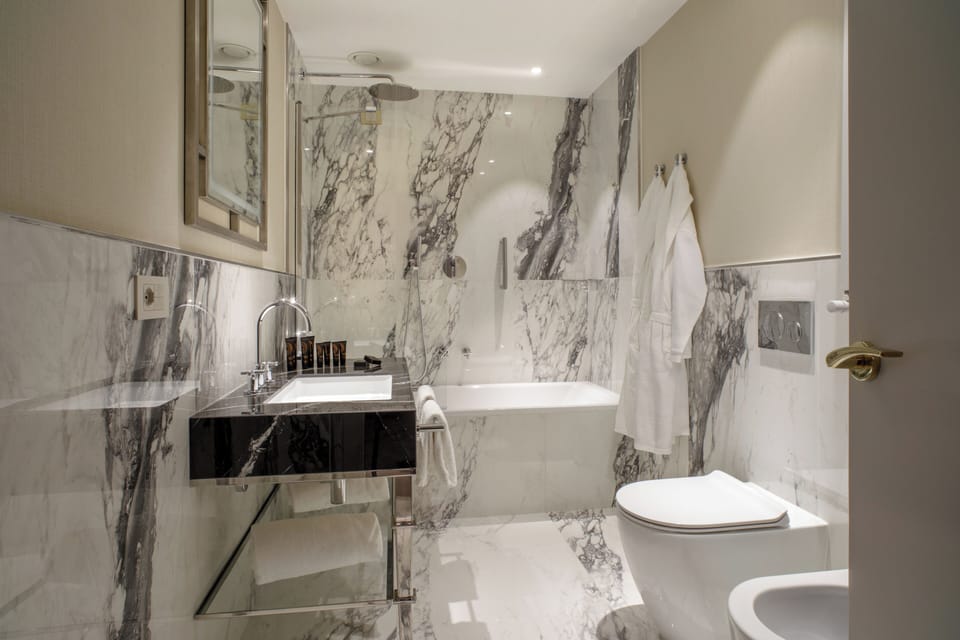 Combined shower/tub, free toiletries, hair dryer, bidet