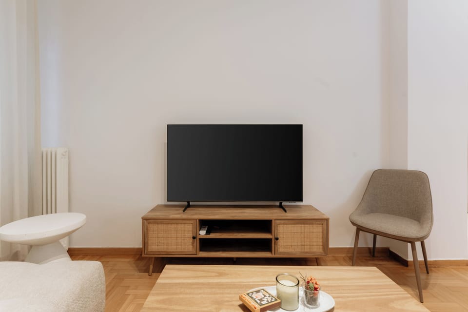 Deluxe Apartment, Kitchen | Living area | 50-inch TV with cable channels