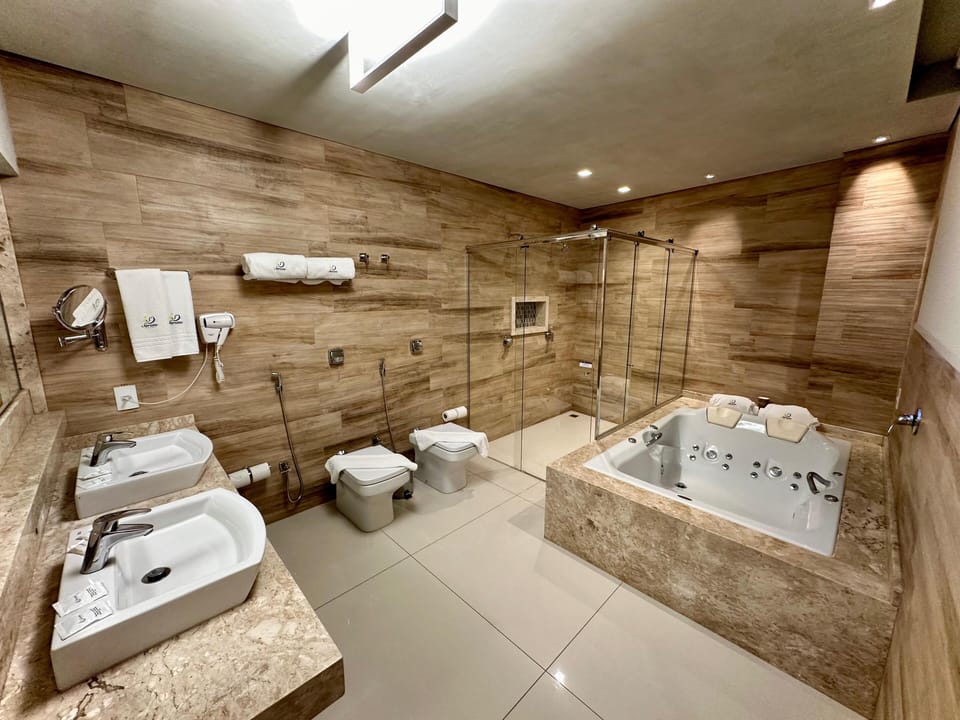 Suite Queen com Banheira de Hidromassagem | Bathroom | Shower, hydromassage showerhead, free toiletries, hair dryer