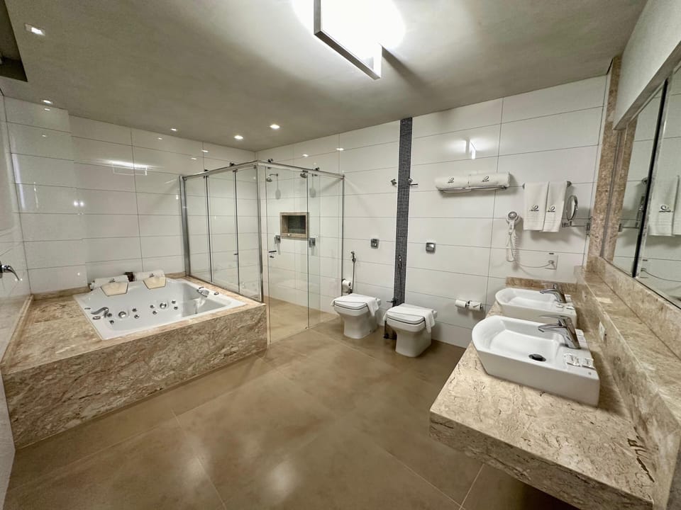 Suite Queen com Banheira de Hidromassagem | Bathroom | Shower, hydromassage showerhead, free toiletries, hair dryer