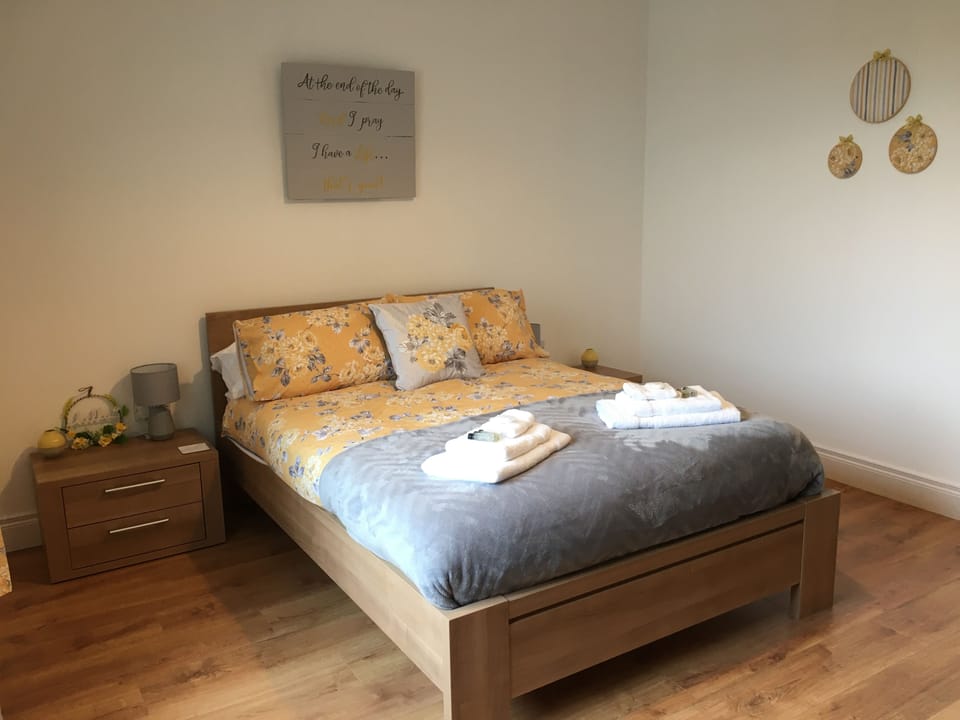 Sea & Mountain View-garden-wi-fi-parking- Sleeps 4 Apartment in Northern Ireland