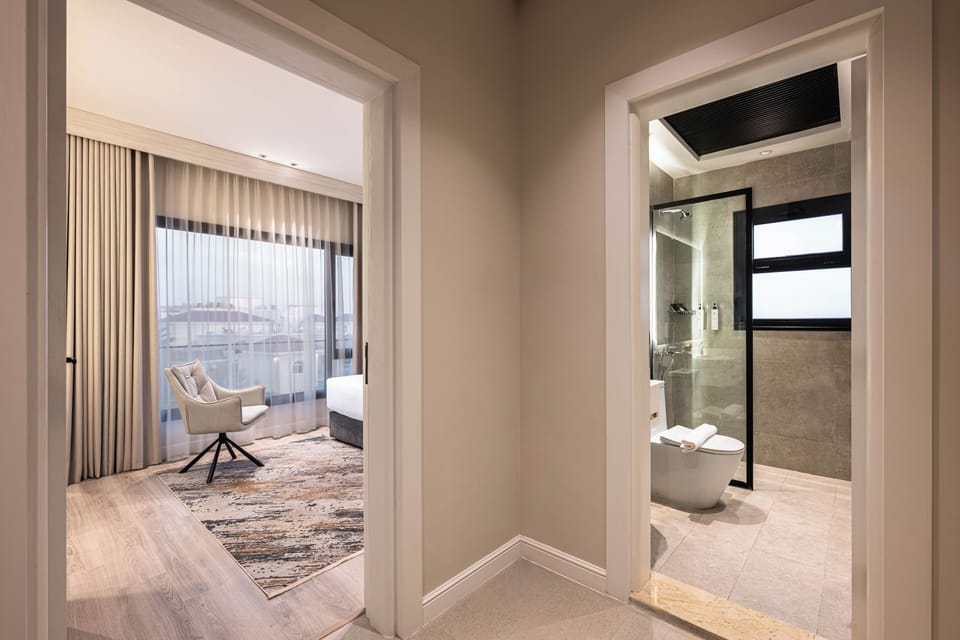 Deluxe Suite | Egyptian cotton sheets, premium bedding, memory foam beds, minibar