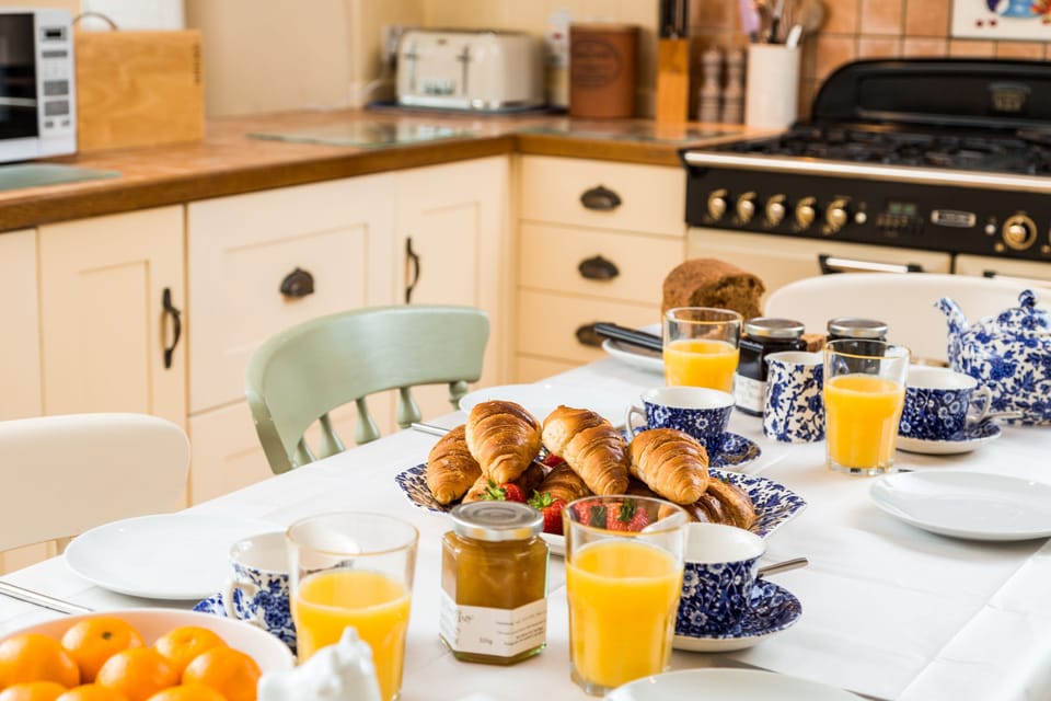 Relaxed mornings made easy in the cosy country kitchen, equipped with a modern range cooker.