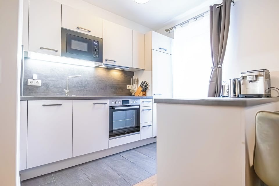 Basic Apartment | Private kitchen | Fridge, microwave, oven, stovetop