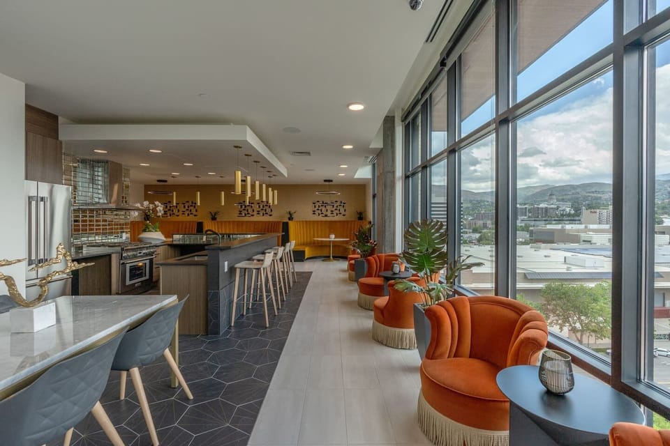Beautifully designed common room with Wi-fi!