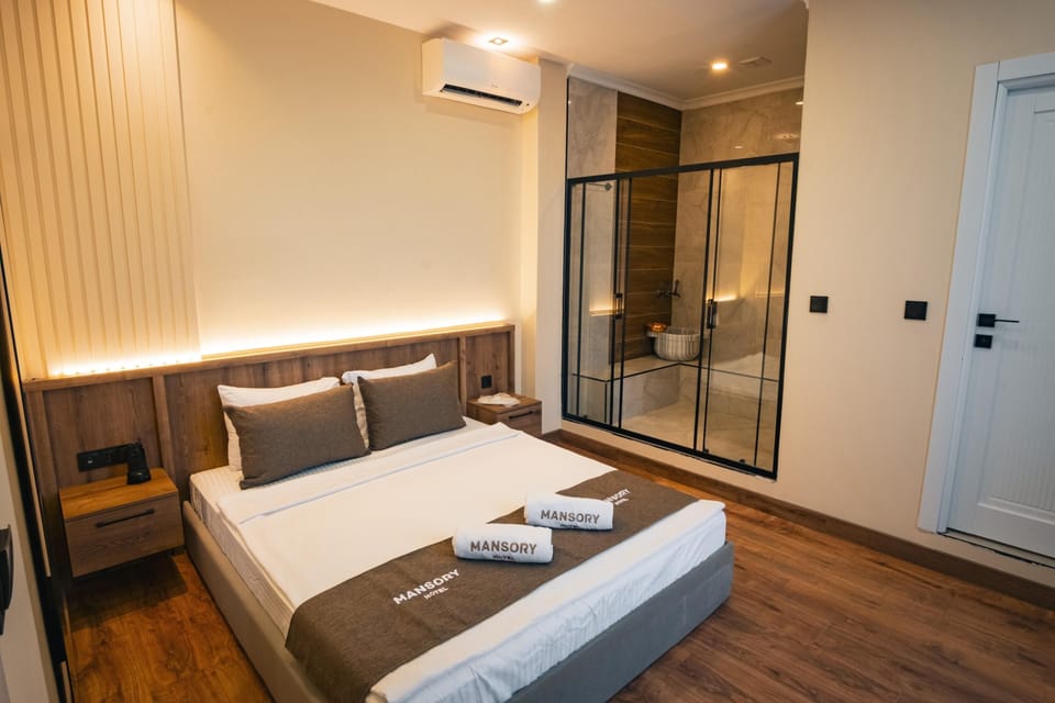 Exclusive Room | Desk, laptop workspace, iron/ironing board, free WiFi