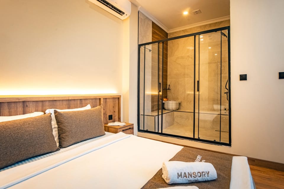 Exclusive Room | Desk, laptop workspace, iron/ironing board, free WiFi