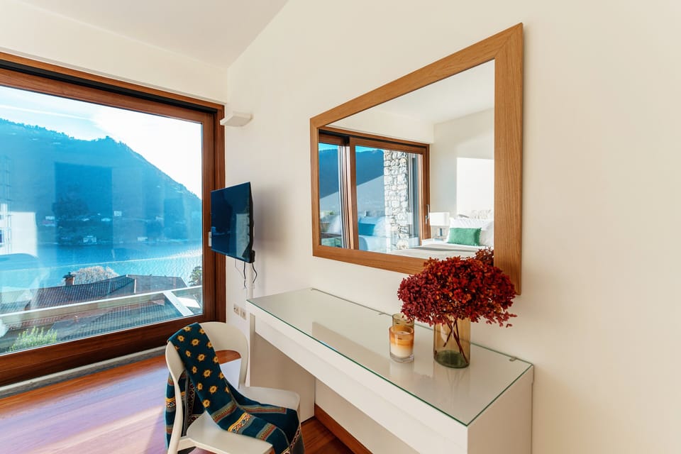 Apartment, Lake View | Premium bedding, down comforters, iron/ironing board, cribs/infant beds