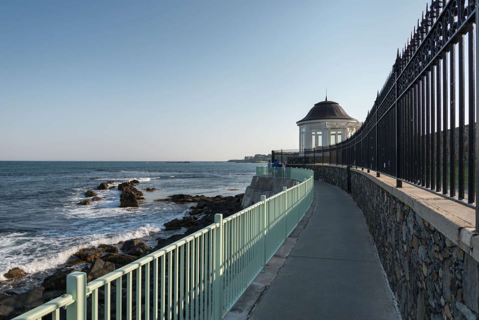 Cliff Walk – Approx. 2.1 miles (~9 min drive)