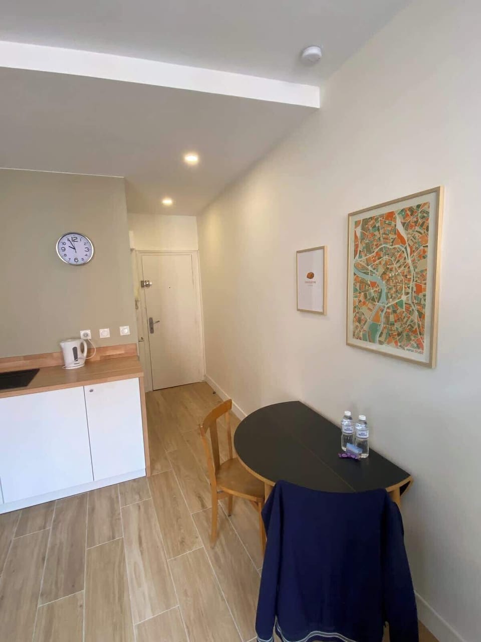 Cuisine ouverte avec bar, plaques de cuisson et espace repas convivial