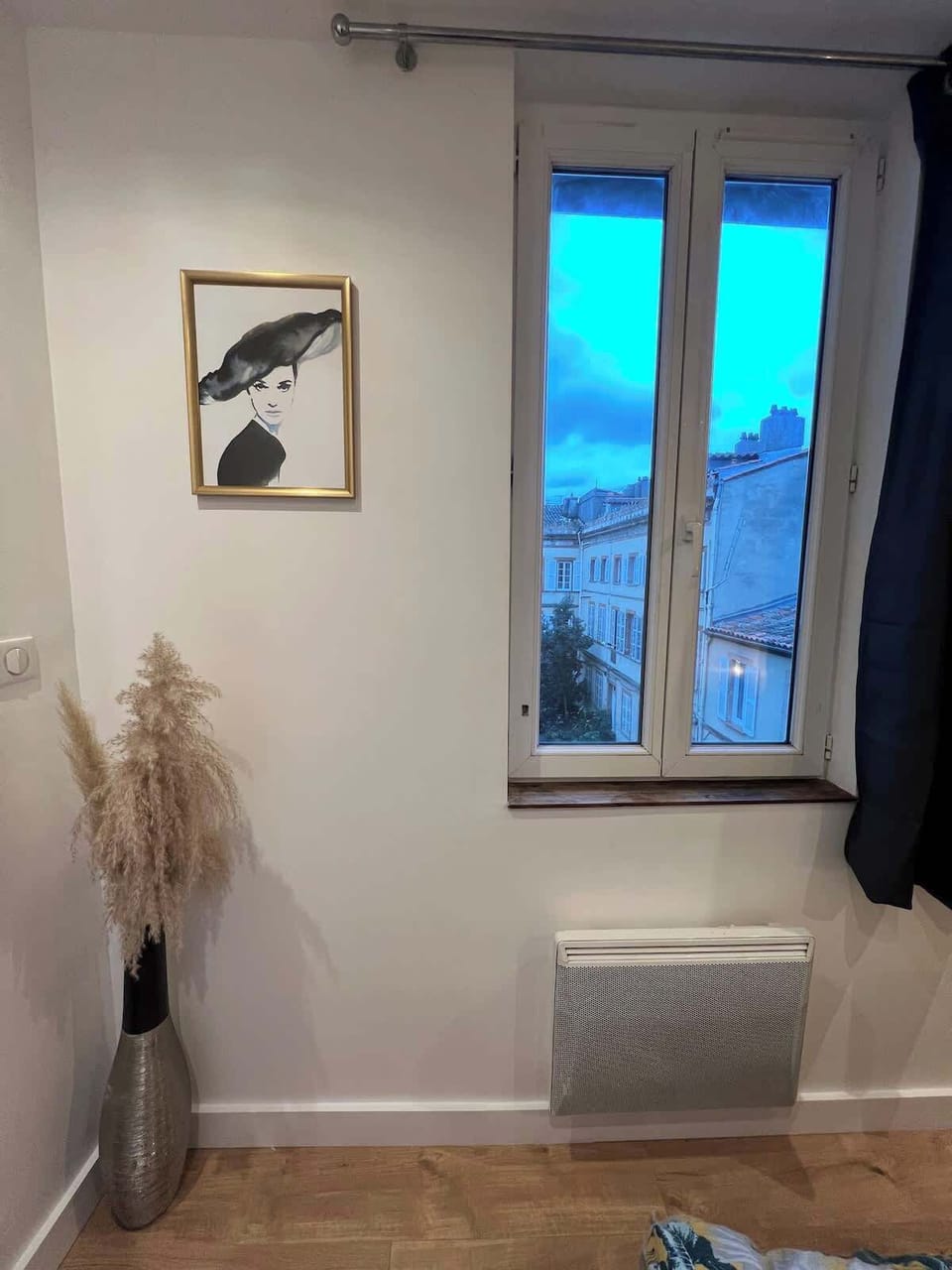 Chambre — fenêtre avec rideau occultant, vase décoratif et radiateur dans l'espace nuit du Câlin